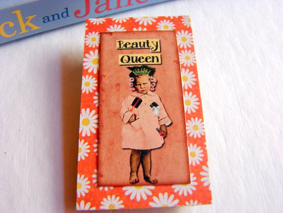 Vintage Girl With Curlers In Her Hair - Beauty Queen - Paper And Chipboard Collage Decoupage Pin Brooch Badge - Retro