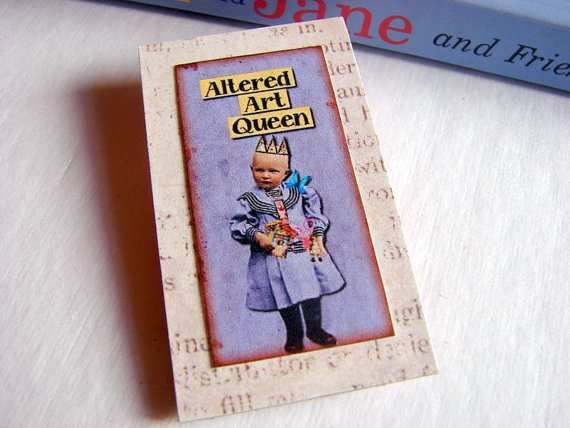 Vintage Girl With Art Supplies And A Crown - Altered Art Queen - Paper And Chipboard Collage Decoupage Pin Brooch Badge - Retro