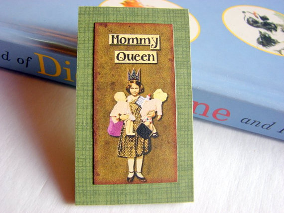 Vintage Girl With Baby Dolls And A Crown - Mommy Queen - Paper And Chipboard Collage Decoupage Pin Brooch Badge - Retro