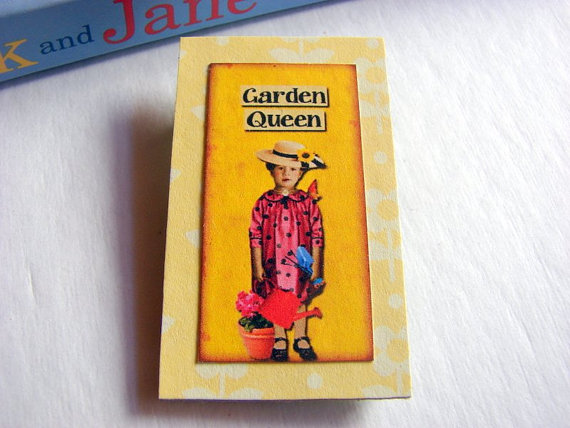 Vintage Girl With A Straw Hat And Watering Can - Garden Queen - Paper And Chipboard Collage Decoupage Pin Brooch Badge - Retro