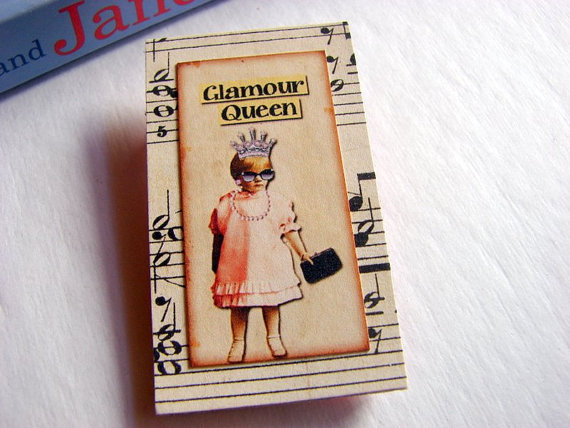 Vintage Girl With Sunglasses And A Crown - Glamour Queen - Paper And Chipboard Collage Decoupage Pin Brooch Badge - Retro